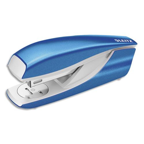 [260065] LEITZ Agrafeuse métal Bleu azur métallisé capacité 30 feuilles pour agrafes 24/6-26/6. Livrée en Boîte
